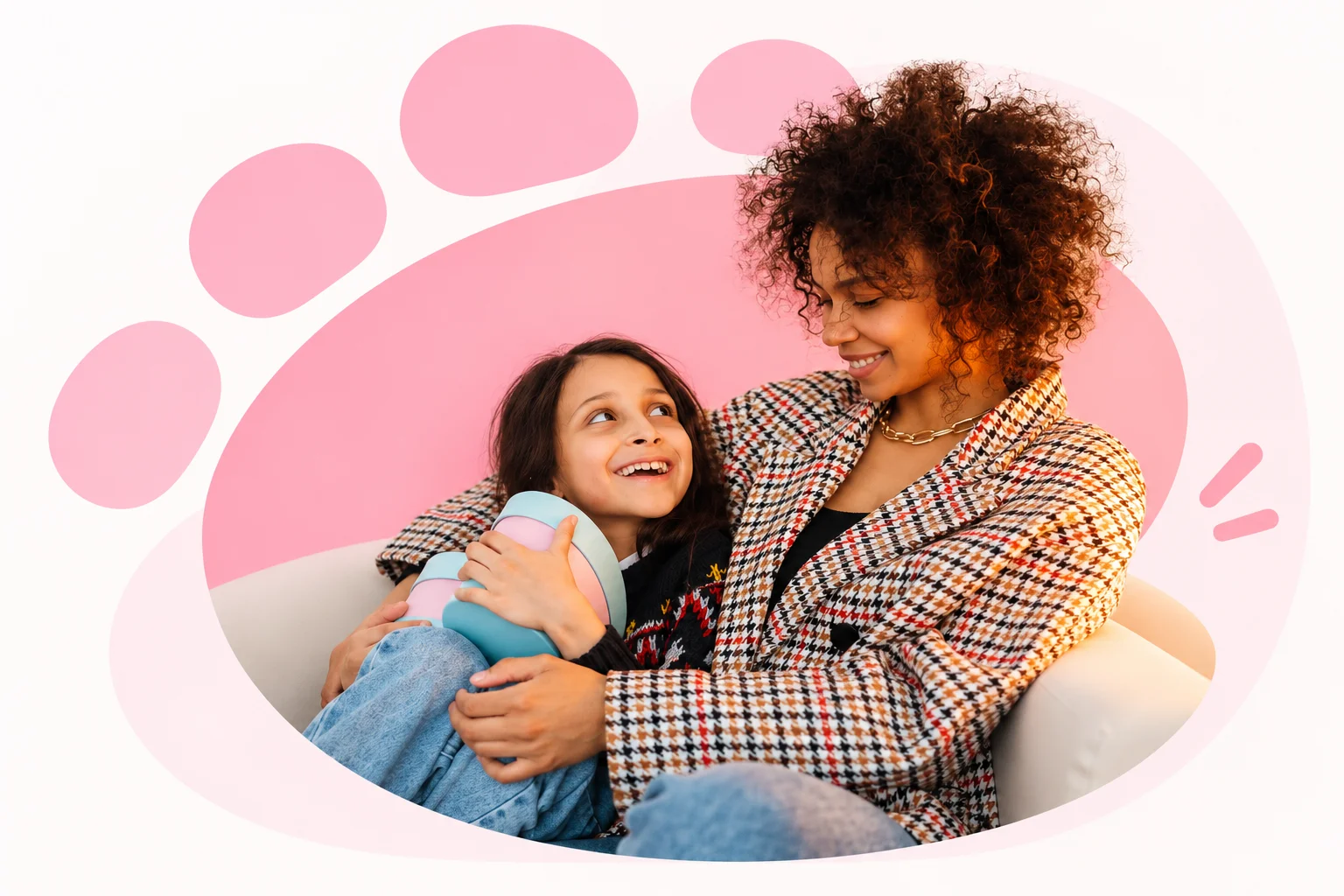 Una adulta y una niña sonríen juntas, en una composición con huella rosa.