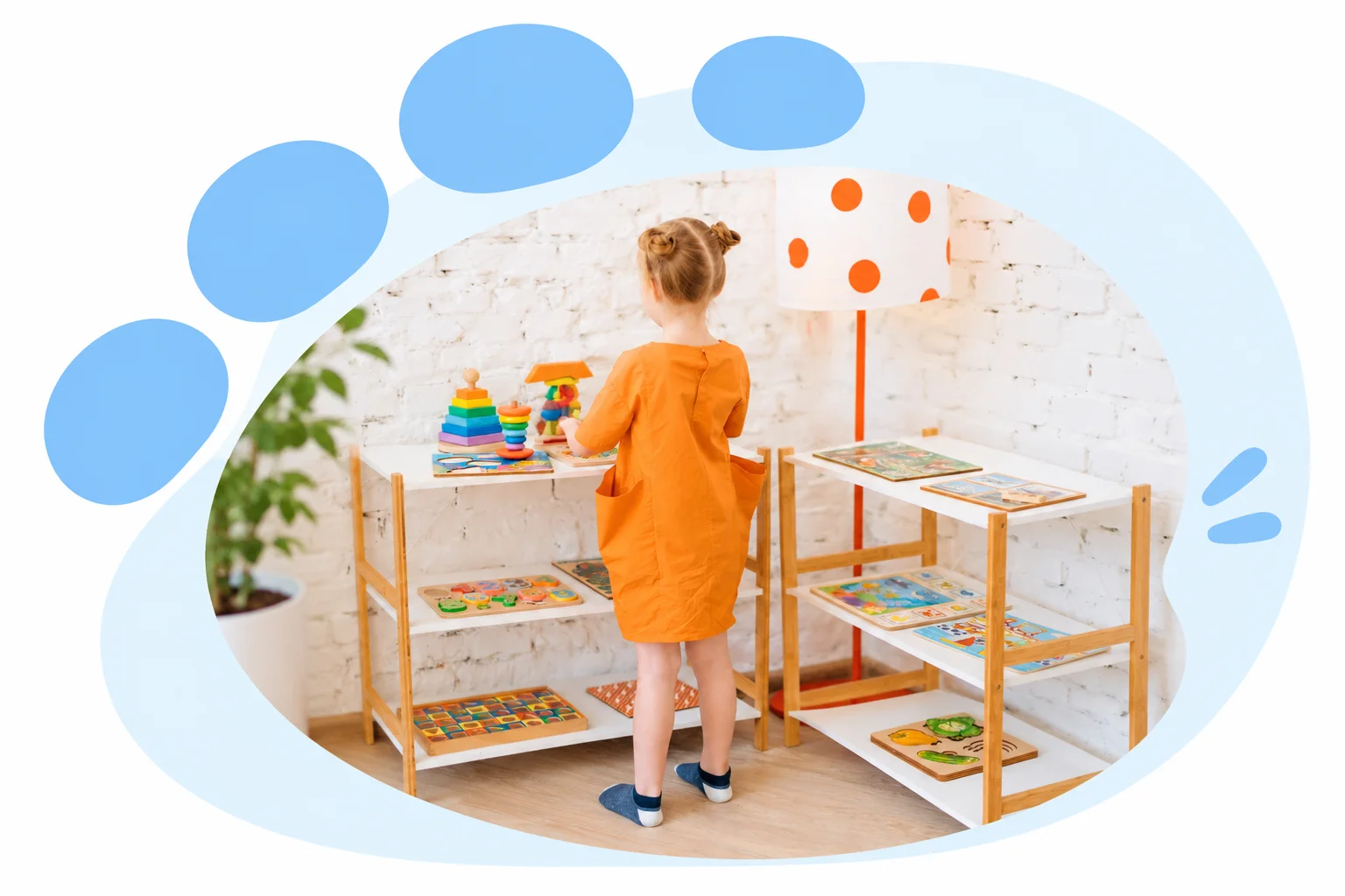 Una niña explora materiales didácticos en una estantería, en una composición con huella celeste.